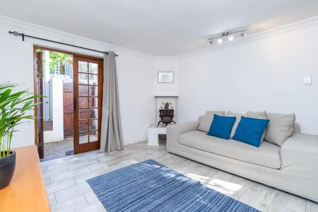 Surburban Bliss - Claremont Villa Cape Town Holiday home
