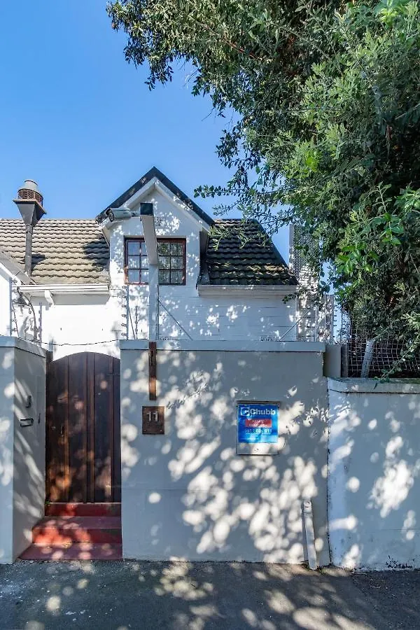 Surburban Bliss - Claremont Villa Cape Town Holiday home